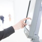 タッチパネルモニターを操作するイメージ